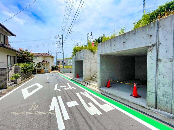 外観:≪前面道路≫  前面道路は閑静な住宅地をはしる車通りの少ない道路。お車の出し入れが苦手なママや小さなお子様にも安心ですね。