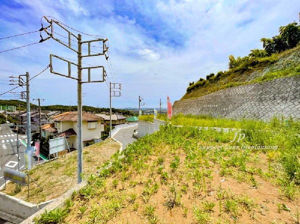 外観:≪現地≫  小学校までの距離は徒歩約9分！小さなお子様や女の子も無理なく安全に通えますね！パパとママが大切なお子様をいつも身近に感じられる安心の子育て環境です。朝の時間も一緒にゆっくり過ごせそう。