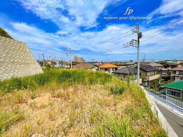 外観:≪現地≫  原宿公園の季節の移ろいを感じられる立地。休日は四季を感じながら、ジョギングをしたり、お子様と一緒に遊べる公園です。わが家のお庭感覚で利用できる公園が近くにあると、お子様も伸び伸び成長してくれ