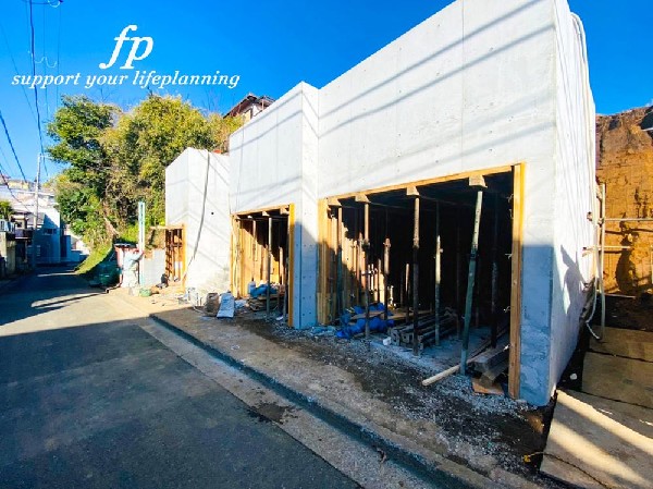 外観:≪前面道路≫  前面道路は閑静な住宅地をはしる車通りの少ない道路。お車の出し入れが苦手なママや小さなお子様にも安心ですね。