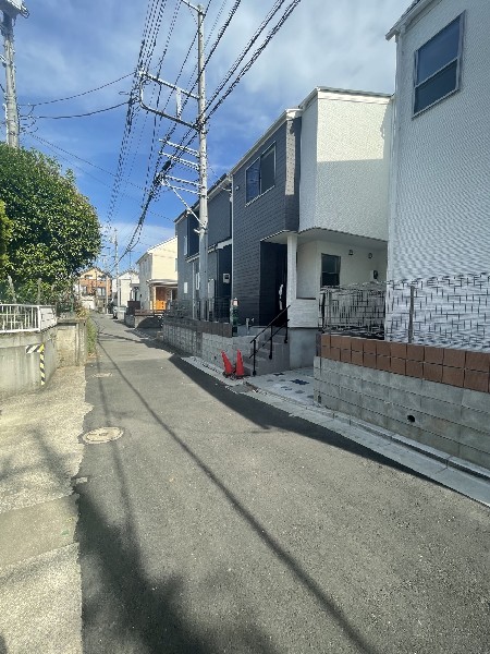 外観:前面道路は閑静な住宅地をはしる車通りの少ない道路。お車の出し入れが苦手なママや小さなお子様にも安心ですね。しっかり舗装もされているので、ベビーカーや自転車で通っても快適に通行できます。