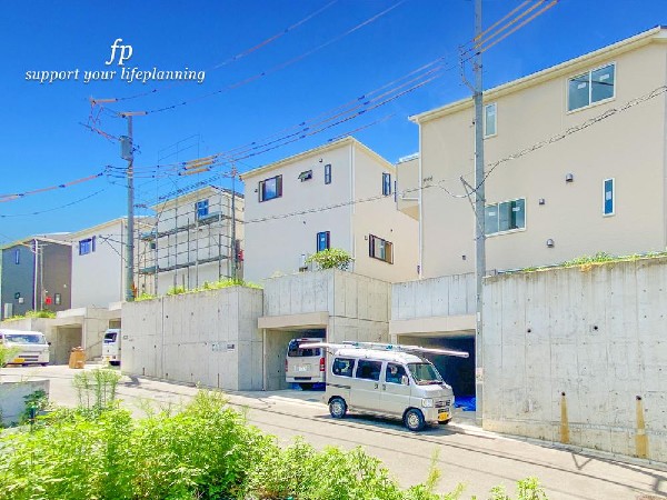 外観:≪現地≫  第一種低層住居専用地域の良好な住環境が保たれたエリア。低層一戸建てを中心とした街並みが整然と続き、周辺は高い建物が建っていないので、採光や開放性に恵まれ、空が広く緑の多い閑静な環境です。