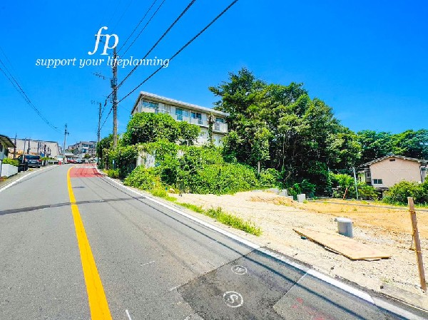 外観:≪前面道路≫  前面道路は閑静な住宅地をはしる車通りの少ない道路。お車の出し入れが苦手なママや小さなお子様にも安心ですね。