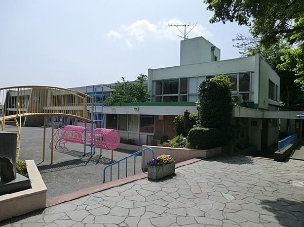 周辺環境:さゆり幼稚園(さゆり幼稚園まで1600m)