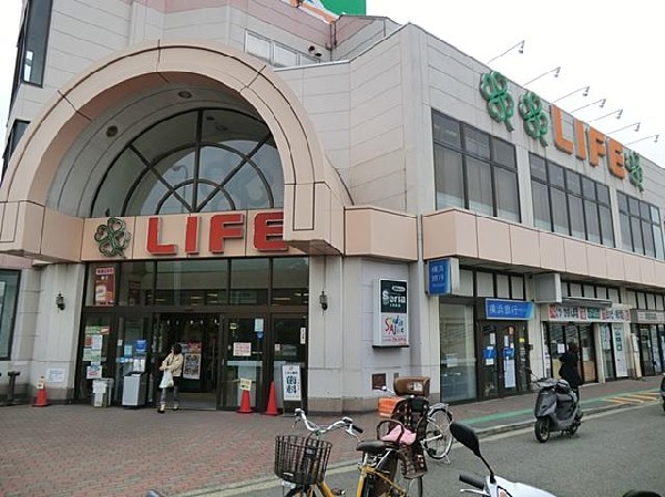 周辺環境:ライフコーポレーション鶴見店(食品の他にも日用品や衣料品も取扱う大型スーパー。書籍、１００円ショップ有。駐車場は164台可能。)