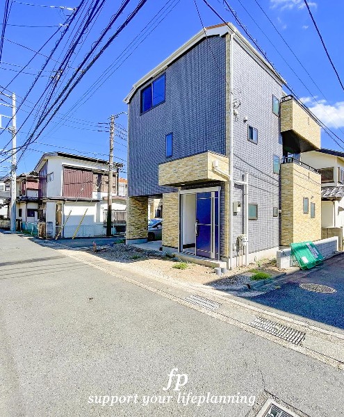 外観:前面道路は閑静な住宅地をはしる車通りの少ない道路。お車の出し入れが苦手なママや小さなお子様にも安心ですね。しっかり舗装もされているので、ベビーカーや自転車で通っても快適に通行できます。