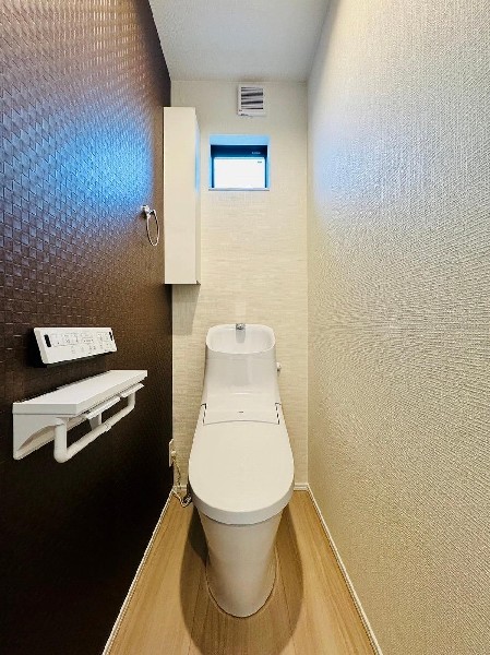 【B棟】ウォシュレット、暖房便座機能付のトイレです。従来型に比べ節水効果があり、お手入れもしやすいので、家計も家事の負担も軽減してくれます。