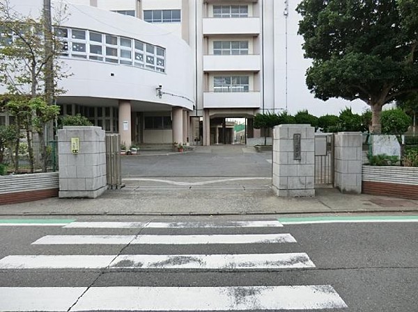 周辺環境:横浜市立六浦中学校(横浜市立六浦中学校まで1500m 成長の過程でより濃い時間を過ごす3年間。成長していくお子様の姿が目に浮かびます。この学校で過ごす時間は、お子様にとって、とても大切な思い出となるはずです。※実際の通学路の距離と異なる場合がございます。)