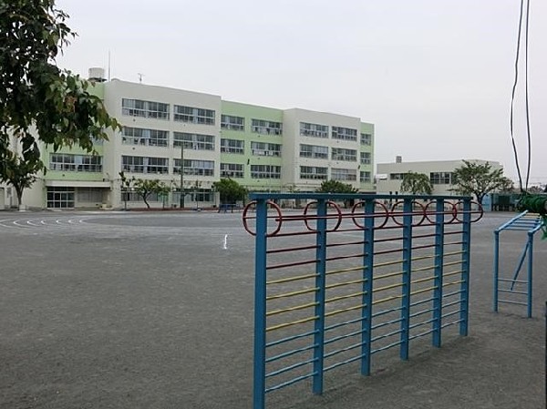 周辺環境:横浜市立上白根小学校(横浜市立上白根小学校まで300m)