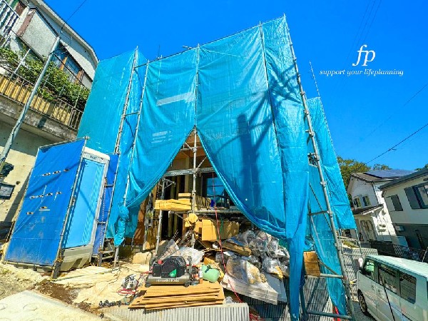 外観:≪現地≫  閑静な住宅地で子育て家族にピッタリ。緑に恵まれたエリアで、自然に包まれた穏やかな暮らしを実現するための、ゆとりある住環境が整っています。緑の潤いを感じながらホッと生活できそう。