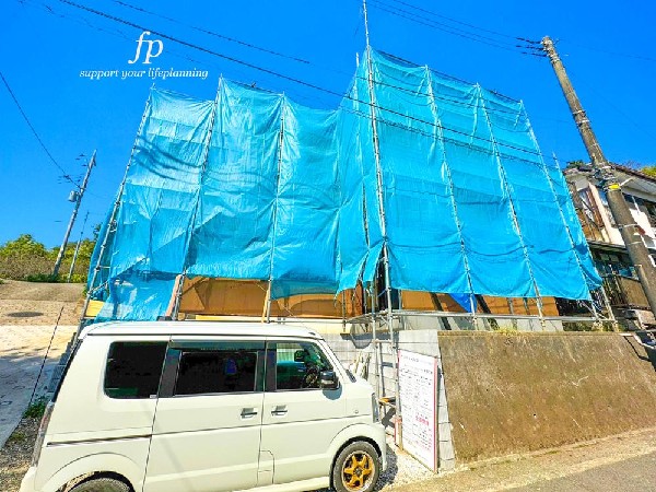 外観:≪現地≫  若葉台公園の季節の移ろいを感じられる立地。休日は四季を感じながら、ジョギングをしたり、お子様と一緒に遊べる公園です。