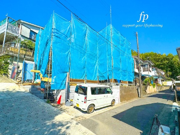 外観:≪現地≫  低層一戸建てを中心とした街並みが整然と続き、周辺は高い建物が建っていないので、採光や開放性に恵まれ、空が広く緑の多い閑静な環境です。