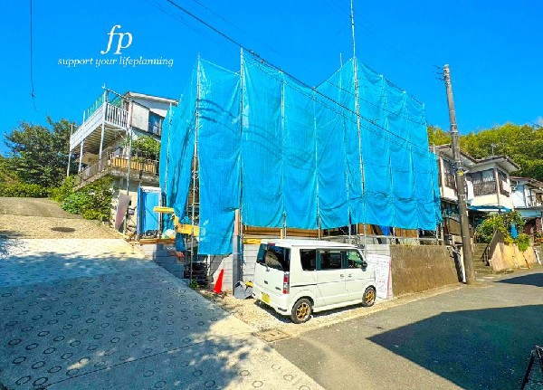 外観:≪前面道路≫  道路面との高低差もなく、車の出入りがしやすく、切返しの回数も少なく済みます。幹線道路から入った通りのため、交通量も少なく、静かで安心の住環境です。