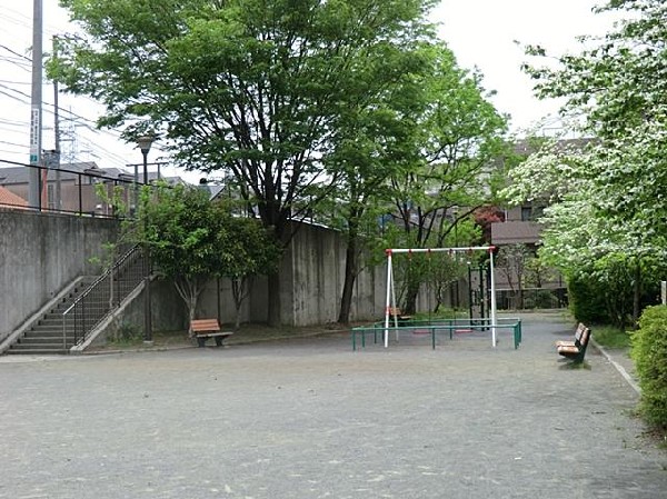 周辺環境:菊名三丁目第二公園(菊名三丁目第二公園まで500m お子様との日々のお散歩コースにいかがでしょうか！)