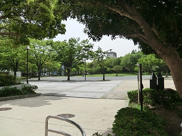 周辺環境:沢渡中央公園(沢渡中央公園まで750ｍ　緑あふれる広い公園です。ボール遊びの出来るグラウンドや芝生が気持ち良い広場があり、休日のお散歩やピクニックが気持ち良さそうです。)