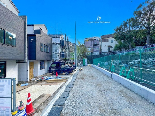 外観:≪前面道路≫  前面道路は閑静な住宅地をはしる車通りの少ない道路。お車の出し入れが苦手なママや小さなお子様にも安心ですね。しっかり舗装もされているので、ベビーカーや自転車で通っても快適に通行できます。