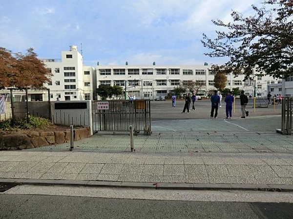 周辺環境:金沢小学校(金沢小学校まで600m)