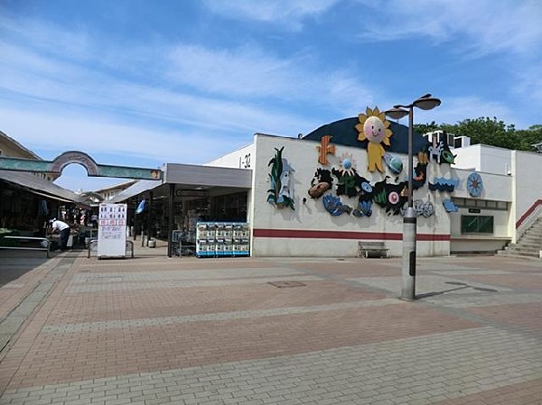 周辺環境:そうてつローゼン左近山店(そうてつローゼン左近山店まで1500m 地域には大型スーパーもありお買い物便利♪)