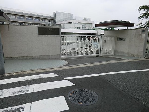 周辺環境:横浜学院幼稚園　(横浜学院幼稚園　まで800m 大きな園庭から子供たちの元気で明るい声が聞こえてきます！)