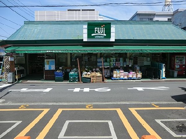 周辺環境:FUJI根岸橋店(FUJI根岸橋店まで500m 地域には大型スーパーもありお買い物便利♪)