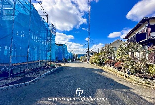 外観:前面道路は閑静な住宅地をはしる車通りの少ない道路。お車の出し入れが苦手なママや小さなお子様にも安心ですね。しっかり舗装もされているので、ベビーカーや自転車で通っても快適に通行できます。