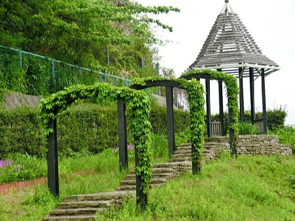 周辺環境:聖坂公園(聖坂公園まで350m 公園近くでお子様も安心して遊べます♪)