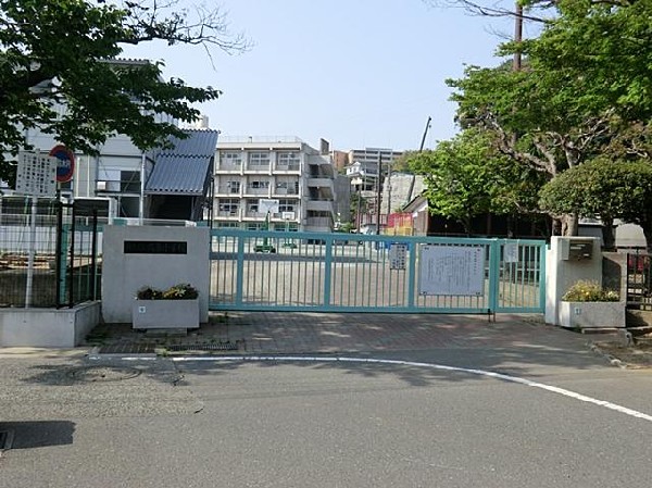 周辺環境:横浜市立六浦小学校(横浜市立六浦小学校まで80m)