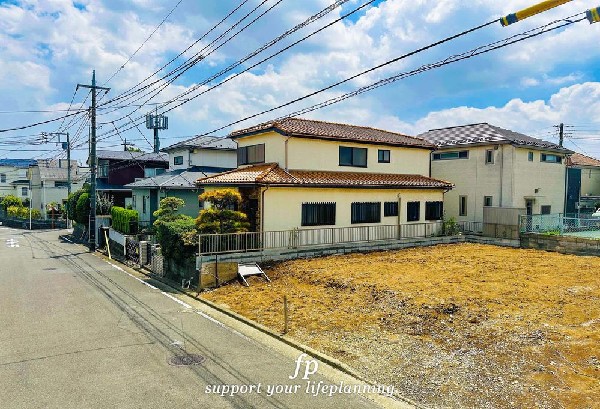 外観:前面道路は閑静な住宅地をはしる車通りの少ない道路。お車の出し入れが苦手なママや小さなお子様にも安心ですね。しっかり舗装もされているので、ベビーカーや自転車で通っても快適に通行できます。