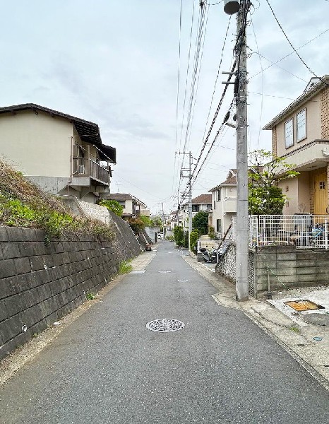 外観:前面道路は車通りの少ない道路。段差もなくお車の出し入れが苦手な方も駐車しやすそうです。