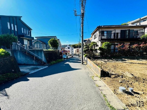 外観:前面道路は車通りの少ない道路。お車の出し入れが苦手なママや小さなお子様にも安心ですね。しっかり舗装もされているので、ベビーカーや自転車で通っても快適に通行できます。