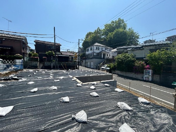 外観:緑に恵まれた閑静な住宅地は、毎日のお散歩も快適。伸び伸びスローライフを叶えてくれます。季節の移ろいを身近に感じられる自然豊かな環境で子育てすれば、お子様もきっと素直に成長してくれるはずです！