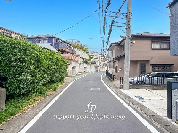 外観:前面道路は閑静な住宅地をはしる車通りの少ない道路。お車の出し入れが苦手なママや小さなお子様にも安心ですね。しっかり舗装もされているので、ベビーカーや自転車で通っても快適に通行できます。