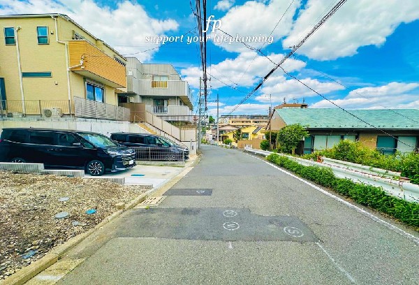 外観:前面道路は閑静な住宅地をはしる車通りの少ない道路。お車の出し入れが苦手なママや小さなお子様にも安心ですね。しっかり舗装もされているので、ベビーカーや自転車で通っても快適に通行できます。