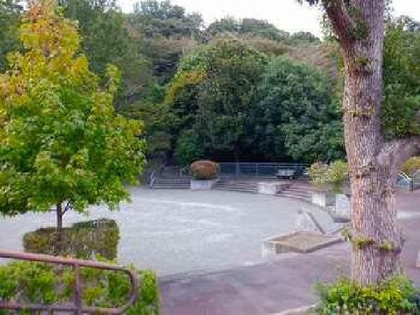 周辺環境:境木町公園(境木町公園まで1200m 樹木が立ち並び、木漏れ日を愉しめる公園。都会の騒がしさから解放される、大人も癒される落ち着きある空間が広がります。遊具だけではなく、駆け回れる広いスペースもあります。)