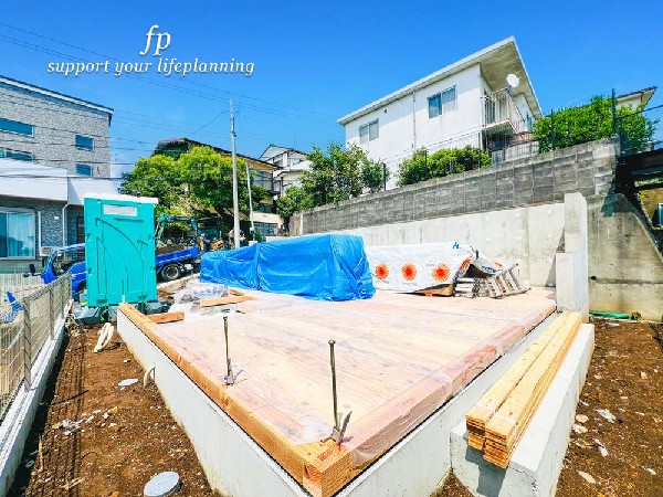 外観:開放感のある現地で、前面道路よりも少し高くなっておりますので、プライベート感も保たれます！高くなっている分、日当りや風通しも良く快適な生活が待っています！