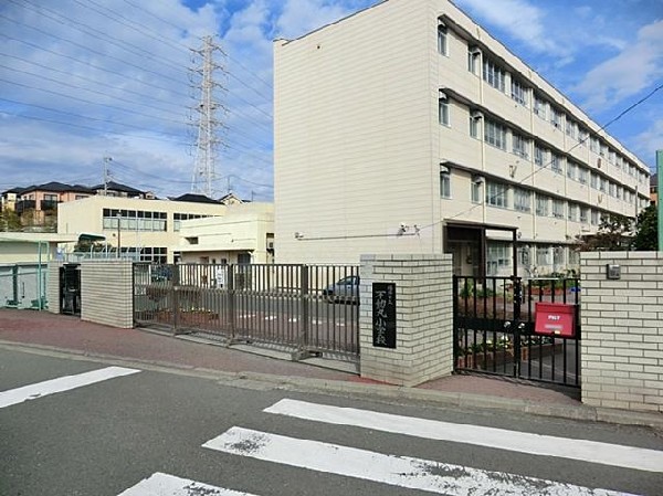 周辺環境:横浜市立不動丸小学校(横浜市立不動丸小学校まで900m)