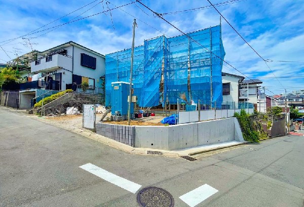 外観:前面道路は閑静な住宅地をはしる車通りの少ない道路。お車の出し入れが苦手なママや小さなお子様にも安心ですね。しっかり舗装もされているので、ベビーカーや自転車で通っても快適に通行できます。