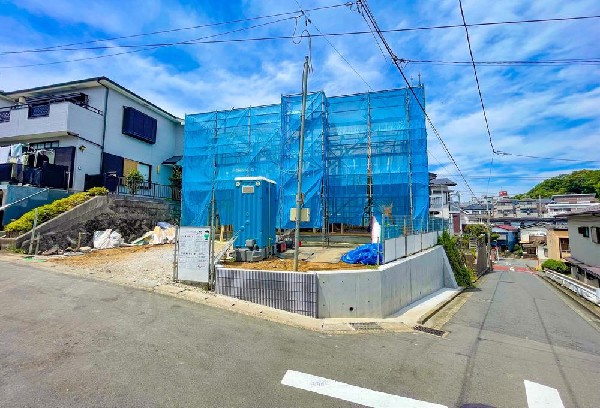 外観:閑静な住宅地で子育て家族にピッタリ。毎日のお散歩も快適な緑に恵まれたエリアで、自然に包まれた穏やかな暮らしを実現するための、ゆとりある住環境が整っています。緑の潤いを感じながらホッと生活できそう。