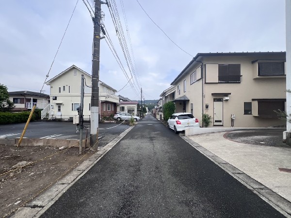 外観:段差もなくお車の出し入れが苦手な方も駐車しやすそうです。