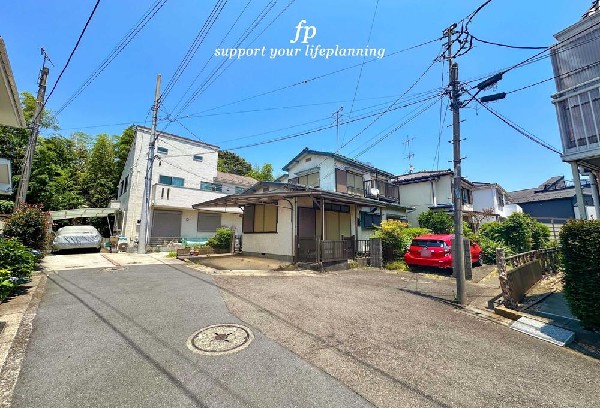 外観:前面道路は閑静な住宅地をはしる車通りの少ない道路。お車の出し入れが苦手なママや小さなお子様にも安心ですね。しっかり舗装もされているので、ベビーカーや自転車で通っても快適に通行できます。