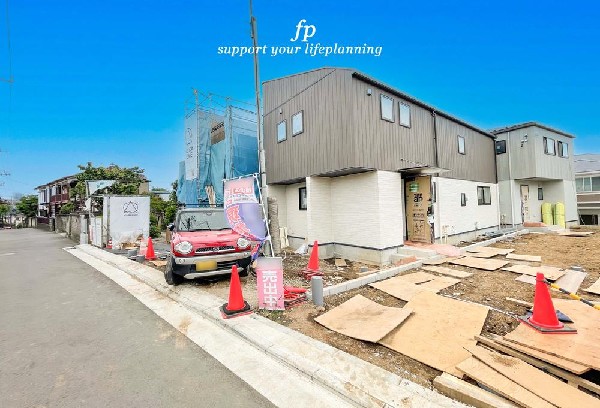 外観:前面道路は閑静な住宅地をはしる車通りの少ない道路。お車の出し入れが苦手なママや小さなお子様にも安心ですね。しっかり舗装もされているので、ベビーカーや自転車で通っても快適に通行できます。