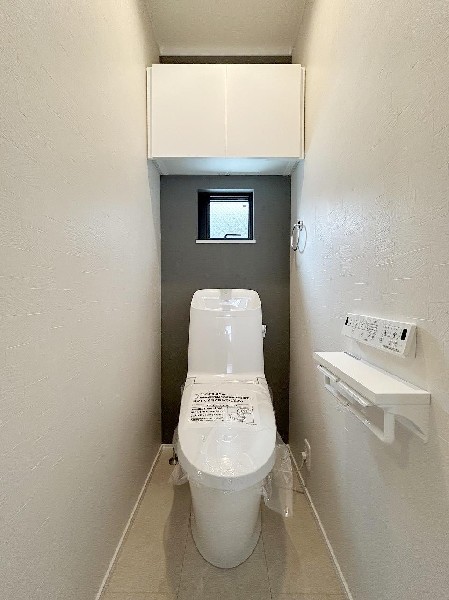 ウォシュレット、暖房便座機能付のトイレです。従来型に比べ節水効果があり、お手入れもしやすいので、家計も家事の負担も軽減してくれます。