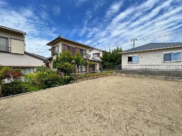 外観:閑静な住宅地で子育て家族にピッタリ。毎日のお散歩も快適な緑に恵まれたエリアで、自然に包まれた穏やかな暮らしを実現するための、ゆとりある住環境が整っています。