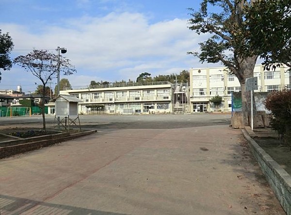 周辺環境:横浜市立山内小学校(横浜市立山内小学校まで350m)