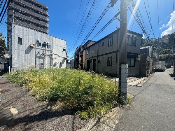 外観:3方向角地で開放的です。近くにある西久保町公園や帷子川へお散歩すれば自然を感じることができます。