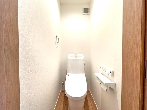 汚れを拭きやすいフロア＆壁紙　いつも清潔な快適トイレをキープ！