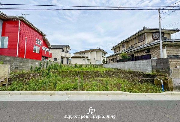 外観:第一種低層住居専用地域の良好な住環境が保たれたエリア。低層の一戸建てを中心とした街並みが整然と続き、周辺は高い建物が建っていないので、採光や開放性に恵まれ、空が広く緑の多い閑静な趣を感じる環境です。