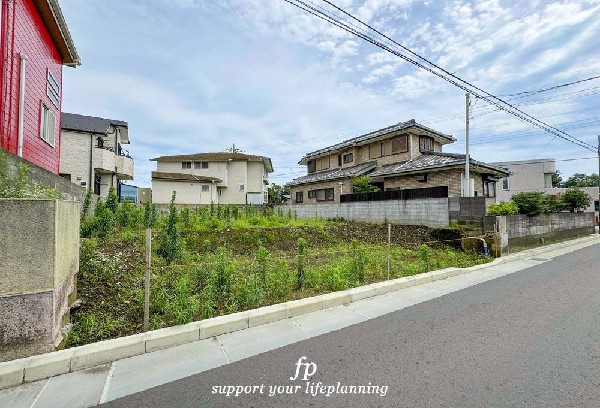 外観:前面道路は閑静な住宅地をはしる車通りの少ない道路。お車の出し入れが苦手なママや小さなお子様にも安心ですね。しっかり舗装もされているので、ベビーカーや自転車で通っても快適に通行できます。