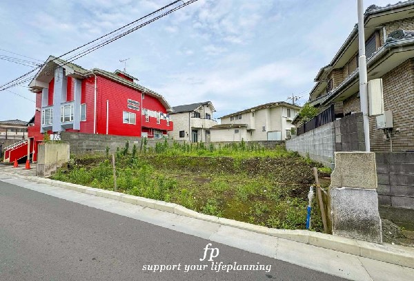 外観:閑静な住宅地で子育て家族にピッタリ。毎日のお散歩も快適な緑に恵まれたエリアで、自然に包まれた穏やかな暮らしを実現するための、ゆとりある住環境が整っています。緑の潤いを感じながらホッと生活できそう。