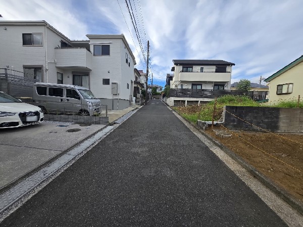 外観:前面道路は閑静な住宅地をはしる車通りの少ない道路です。